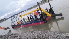 इंडोनेशिया में एक नदी में जेट सक्शन ड्रेगर परीक्षण कार्य करता है